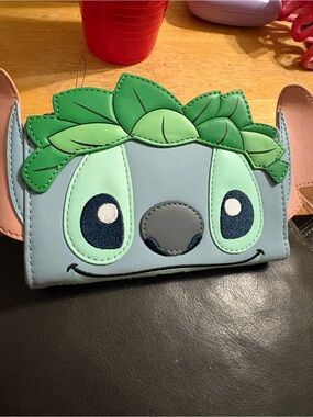 Loungefly. Stitch Luau Character Wallet - Green & Light BlueDesign